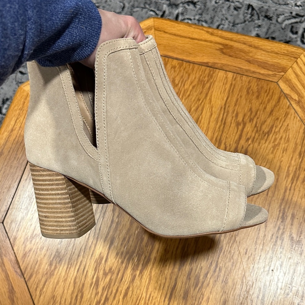 *JOE’S JEANS* Taupe Suede Peep Toe Block Heeled Booties NWOT Size 9 - Picture 6 of 11